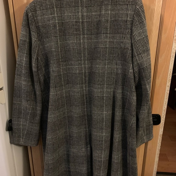 Ladies winter coat, size 12, Brand is Laura - Picture 2 of 3